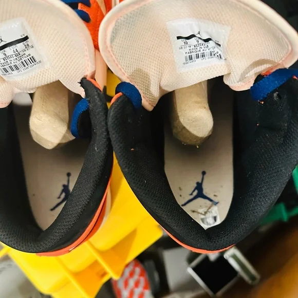 Air Jordon 1 Mids SE - Picture 7 of 8